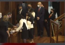 Novoizabrana predsednica privremenih prištinskih institucija vjosa osmani (39) politikom je počela da se bavi još u svojim tinejdžerskim godinama kao aktivistkinja demokratskog saveza kosova (dsk). Vjosa Osmani Bashke Me Deputetet E Lvv Se E Listes Guxo Futet Ne Salle Te Kuvendit Botasot E Re