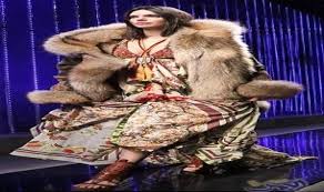 كيدال جينر تثير الجدل من جديد ببالطو من الفرو Fashion Kendall Jenner School Fashion