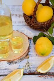 Limoncello Maison La P Tite Cuisine De Pauline En 2020 Limoncello Maison Limoncello Jus Et Smoothies