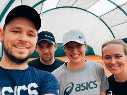 26/02 bencic sets up final against swiatek with epic win over gauff. To On Trenuje Na Co Dzien Z Iga Swiatek Pochodzacy Ze Skarzyska Kamiennej Tomasz Moczek Ma Udzial W Sukcesach Zwyciezczyni Roland Garros Echo Dnia Swietokrzyskie