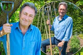 Check spelling or type a new query. Alan Titchmarsh Admits He S Lost Over A Stone Thanks To Lockdown Gardening Mirror Online