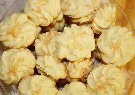 Dari segi bahan baku, kue kering ini hampir mirip dengan kue sagu keju , hanya berbeda pada penggunaan tepung biasanya di psaran terdapat tiga warna sukade; 5 Resep Dan Cara Membuat Kue Semprit Tokopedia Blog