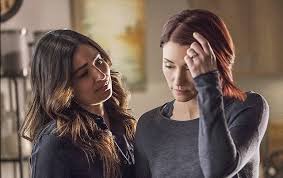 Supergirl season 3 episode 14 schott through the heart ~ watch online. Les Critiques Supergirl Saison 3 Episode 5 Damage