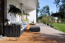 Hartl Haus Terrasse Mit Gemutlicher Couch Und Viel Grun Hartl Haus Outdoor Dekorationen Haus