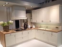 Ofrecemos muebles de diseño de interior y exterior de las firmas más importantes a nivel internacional para cocinas, salones, baños, dormitorios, salones, etc., así como los más conozca nuestra tienda de muebles en málaga, explore todas las posibilidades y equipe sus espacios con el menaje perfecto. Muebles De Cocina Tonos Claros Y Sencillez Muebles Serafin Muebles Decoracion En Cordoba Sevilla Y Malaga