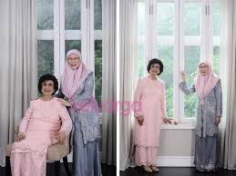 Mahathir bin mohamad is a malaysian politician, statesman, author, and doctor who served as the 4th and 7th prime minister of malaysia from. Akrab Seperti Adik Dan Kakak Rupanya Dua Sahabat Ini Punya Kisah Tersendiri Tun Dr Siti Hasmah Dan Datuk Seri Dr Wan Azizah Juga Berkongsi Cara Rai Hari Ibu Keluarga