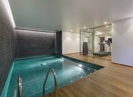Modernes Haus Mit Indoor Pool Und Fitnessraum Modernes Haus Haus Hallenbad