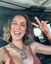 A while back I was told that this is amongst the most popular Millennial  moves 🤣 I don't like labels but I couldn't help laughing about this.