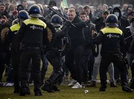 Check spelling or type a new query. Amsterdamse Politie Zoekt Op Beelden Naar Relschoppers 15 Verdachten Zitten Nog Vast Binnenland Bd Nl