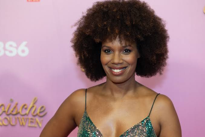 Zwangere Jasmine Sendar (47) verklapt het geslacht van haar baby