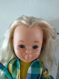 Nancy de Famosa pecosa y pelo con mechas rosas