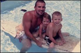 Actually He S Sexier As A Dad Melts My Heart Dominic Purcell Brad Pitt Tv Stars