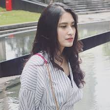 Dia tinggal di rumah itu dengan ayahnya. Fakta Fakta Angbeen Rishi Si Cantik Calon Istri Adly Fairuz Kapanlagi Com