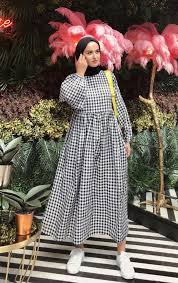 Eda Comart Kareli Elbise Modeli Tesettur Giyim 2021 Islami Moda Moda Stilleri Moda