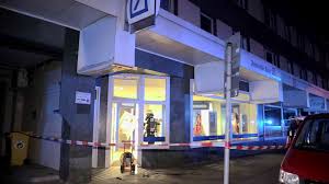 Auf dieser seite finden sie eine übersicht mit filialen von deutsche bank in düsseldorf. Deutsche Bank In Dusseldorf Unterrath Geldautomat An Der Kalkumer Strasse Gesprengt