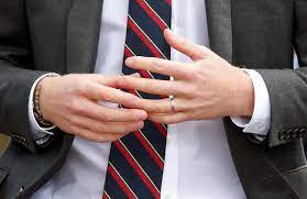 Prince Harry Chose A More Modern Wedding Ring Than The Classic Welsh Gold Favoured By The Royal Family Prince Harry Wedding Harry Wedding Wedding Finger Foods