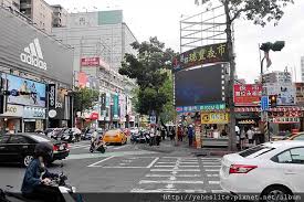 瑞豐夜市管理公司經理陳秝敏指出，瑞豐夜市 5 月中旬自主停業後，原打算 6 月 15 日重啟營業，但受到防疫第 3 級警戒延後而橫生變數，面臨每天新台幣百萬元租金（近 1 個月 3000 萬元租金），管理公司不堪負荷。 陳秝敏表示，夜市停業後，攤商也沒有. é«˜é›„ç'žè±å¤œå¸‚ å·¨è›‹å•†åœˆäººæ½®æ¹§ ç‰¹è‰²å°åƒå…±é½Šèš è¿·ä½ æ‹¿éµå°ç«™ ç—žå®¢é‚¦