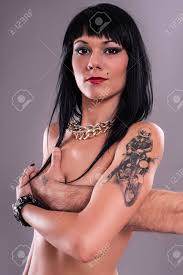 魅力的な刺青の女の子。男らしい手で覆われた裸の女性の身体の写真素材・画像素材 Image 32500820