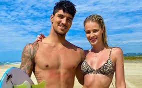 No último domingo (20), a modelo compartilhou um clique do casal e celebrou as vitórias do atleta! Who Is Yasmin Brunet And How Did She Become The Girl In The Most Boring Soap Opera In Brazil Entertainment Prime Time Zone