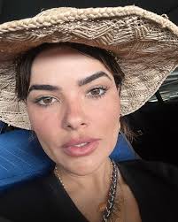 Troppo caldo! 🥵 Muito quente! Em pouco segundos essa maquiagem irá  derreter, por isso, aproveitei pra tirar a foto dentro do carro ainda.