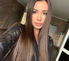 Bella ragazza dai capelli castani con capelli perfettamente lisci. Quei Suoi Lunghi Lisci Capelli Castani
