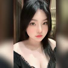 如果你长得漂亮，你会遇到你一见钟情的人。但如果你长得丑…你就会是唯一一个被闪电击中的人。😂