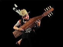 Masyarakat suku minangkabau percaya bahwa bahan yang paling bagus untuk dibuat saluang adalah berasal dari talang untuk jemuran kain atau talang yang ditemukan hanyut di sungai. 18 Alat Musik Tradisional Yang Dipetik Lengkap