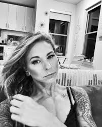 Looking to work with some photographers for TFP! Ive been a social media  influencer for about 2 years and have a pretty good following