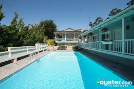 Carmel river inn está firmemente ubicado en carmel, california, y ofrece dos tipos diferentes de experiencias de alojamiento con sus 23 cabañas, o 19 habitaciones. Carmel River Inn Review What To Really Expect If You Stay