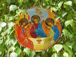 Православные относят этот праздник к числу двунадесятых, поскольку он напрямую связан с судьбой иисуса христа на земле. Dlya Pravoslavnyh Lyudej Prazdnik Troicy Neset V Sebe Osobennyj Smysl Eto Odno Iz Dvenadcati Glavnyh Pravoslavnyh Tor Prazdnik Rozhdestvenskie Ukrasheniya Otkrytki