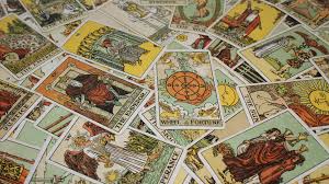 Le tarot est un outil ancien pour la divination. Les 4 Jeux De Tarot Les Plus Apprecies Apprendre La Cartomancie