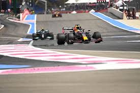 Mögötte lewis hamilton vezérletével a mercedes kettőse következett, majd sergio pérez (red bull) folytatás vasárnap 15 órakor a versennyel. Pyhtikeeljcejm