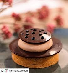 Avec Valeriane Greban Ce Mercredi C Est Chocolat T As Deja Essaye Cette Tarte 100 Chocolat Pate Sucree Noisette C Yummy Food Desserts Chocolate