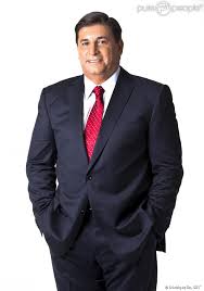 Carlos nascimento é um jornalista renomado e tem a função de informar sobre acontecimentos do mesmo assim no ano de 1990, acabou retornando a emissora globo onde permaneceu até 2004. A Vida De Carlos Nascimento Famosos Cultura Mix