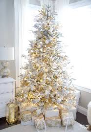 To enhance the look, add attractive christmas flowers to your decor. Elegant Gold And White Flocked Christmas Tree Setting For Four
