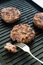 Fare gli hamburger di carne a casa è il modo più semplice per prepararci un classico internazionale che nel tempo è diventato l'emblema dei fast food in stile americano. Hamburger Di Carne Per Panini O Grigliate