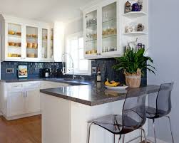 فى المطابخ الصغيرة يفضل ان ضلف الدولاب تكون من الزجاج الشفاف لان امتداد الرؤيه يعطى احساس Traditional Kitchen Cabinets Kitchen Design Kitchen Designs Photos