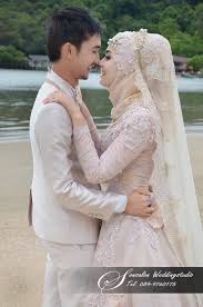 Love Her Dress Veil And Make Up Would Be Perfect If The Hijab Covers The Chest Pengantin Muslim Pengantin Berhijab Gaya Pengantin