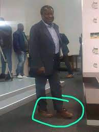 — tito mboweni (@tito_mboweni) december 9, 2020 twitter reacted to tito calling out ndlozi's shoes, with some finding the humour and others saying the finance minister should to focus on. Tito Mboweni Auf Twitter These Shoes Are Clarks Ok They Are Comfortable For Old People Laugh At Them For The Last Time