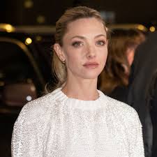 En vidéo, Amanda Seyfried se dévoile au naturel et parle sans tabou de son  eczéma