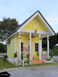 Sophie dan keluarganya kembali ke rumah masa kecilnya yang sudah lama tidak dia kunjungi. Cottage Homes Pd Nikmati Homestay English Style Di Port Dickson Kakitravel Net