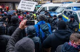 Paypal email for donation : Anti Corona Demo In Stuttgart Demonstranten Greifen Fernsehteam An Stuttgart Stuttgarter Zeitung