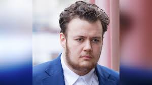 Dyn yn pledio'n euog i lofruddio dynes gafodd ei saethu