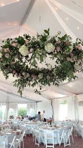 Hochzeitstrends 2019 Dies Sind Die Ultimativen Trends Fur Eure Hochzeit In 2019 Kleiner Flieder Hochzeitsdekoration Hochzeit Floristik Hochzeitstorte Flieder