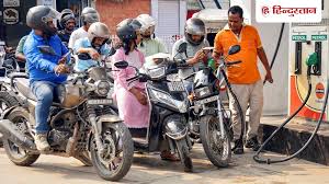 पेट्रोल-डीजल की कीमतों में लगी आग, पड़ोस में 128% तक बढ़े दाम, भारत में कब तक मिलती रहेगी राहत?