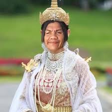 เปิดประวัติ แม่หญิงลี พระมหาเทวีเจ้าแห่งเมืองทิพย์ เธอคือใคร ทำไมแฟนคลับถึงแห่ต้อนรับแน่นหัวลำโพง Agl7yhycj0sbzm