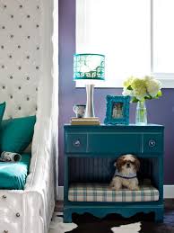 This pallet motivation for pet's bed has also been given short height sides which resist the falling off of cushion too. How To Turn Old Furniture Into New Pet Beds Diy