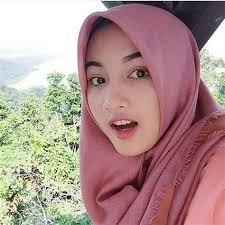 Cewek satu ini memang memiliki paras yang sangat cantik layaknya boneka barbie di kehidupan nyata. Janda Goyang Drone Fest