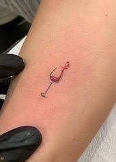 62 Nette Und Kleine Tatowierung Mit Bedeutung Fur Frau In Diesem Sommer Winziges Tattoo Design Fur Frauen E Sommer Tattoo Tatowierungen Kleine Tatowierungen