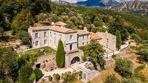 Chateau house propose des châteaux gonflables, jeux gonflables, chevaux, licornes et bien d'autres produits, à la location ou à la vente. This 8m 17th Century French Chateau Was Made For Lockdown Living Robb Report